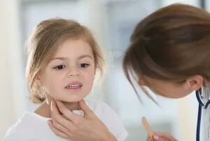 Tanácsok szülőknek, hogyan kell kezelni a rekedt hang egy gyermek az otthoni