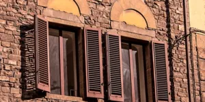 Jaluzelele de la ferestre în interiorul principalelor tipuri, modul de a face mâini propriile obloane decorative din lemn