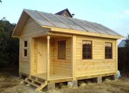 Baie de constructii de la un bar cu mâinile în etape (video)