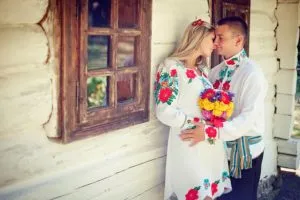 Сватба в украинската стил, скрипт, рокля, украса