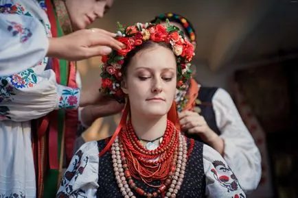 Сватба в украинската стил, скрипт, рокля, украса