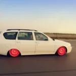 Tuning sedan Solaris într-un kit de caroserie, spoilere, faruri și barele de protecție