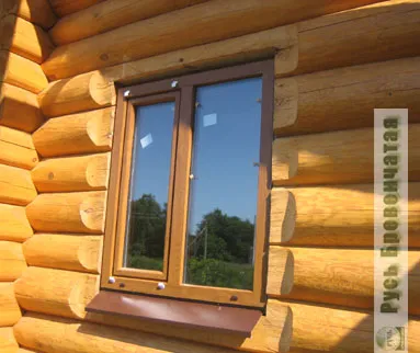 Montare de ferestre și uși într-o cabană din lemn