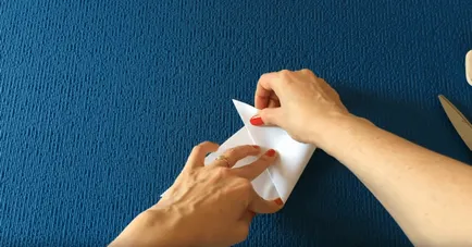 Tăiați un fulg de zăpadă dintr-o hârtie cu mâinile proprii lui, foto, video