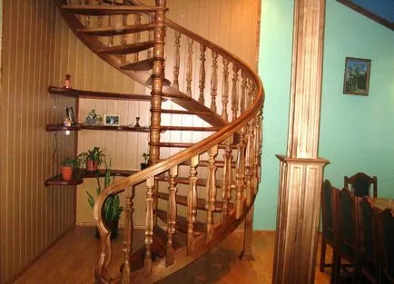А вита стълба със собствените си ръце, изработени от дърво и дървени фигури на втория етаж, снимка на лог