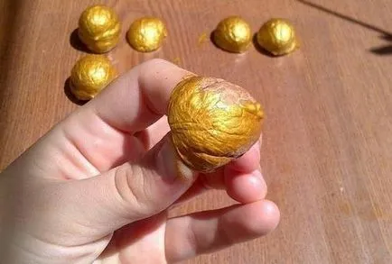 Златни ядки с предвижданията на свои ръце