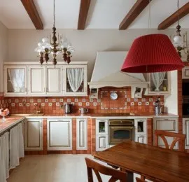 Design interior bucătărie într-o casă de lemn din busteni din lemn, cu cuptor, sa