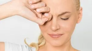 Потрепвания причинява лечение на очите, какво да направя, за да се премахнат от кърлежи