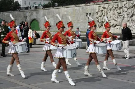 Lányok huszárok si vis pacem, para bellum!