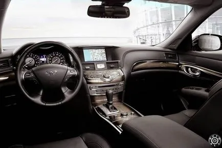 Infiniti Q70 - japán prémium szedán kiváló teljesítményt, mind az autók