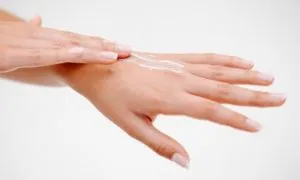 Как да се отървем от люспест кожата на ръцете
