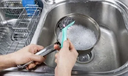 Hogyan tisztítsa meg a serpenyőt a szennyvíziszap és söpredék otthon