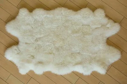 Hogyan tisztítsa meg a takarót készült báránybőr