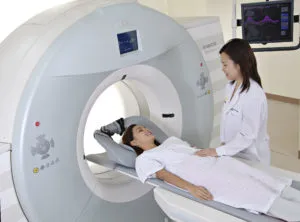 Hogyan végezzen agyi MRI, milyen mágneses rezonancia, a fej, a költségek MRI
