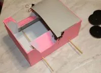 Hogyan készítsünk egy autó kartonból babák saját kezűleg a videó