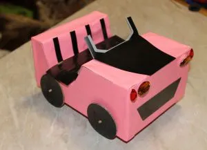 Как да си направим кола от картон кукли със собствените си ръце с видеото