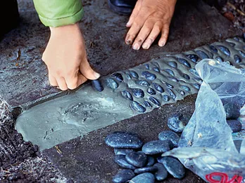 Как да се направи път на камъчета с ръцете си