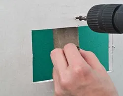 Как да закърпи дупката в стената на гипсокартон или таван