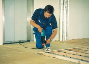 Как да се съгласуват на пода с ръце (дърво и бетон етаж в гаража и в апартамента)