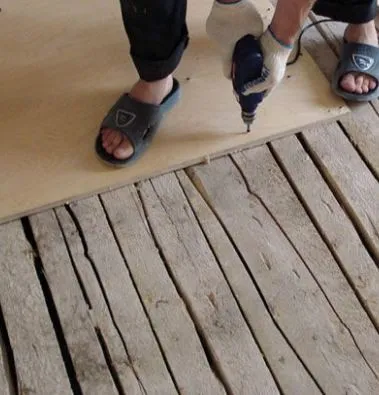 Cum să cârpi fisurile din podeaua de lemn