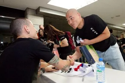 Așa cum am vizitat concertul Linkin Park si au luat autografe