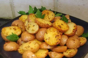 Cartofi cu galbiori în cuptor pentru o masă delicioasă și consistent