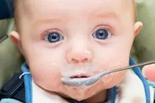Когато се дава бебета твърди храни до овесена каша