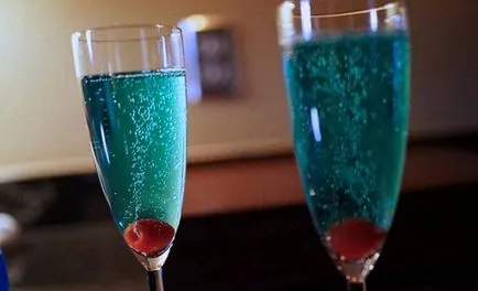 Koktélok „Blue Curacao” receptek alkoholmentes italok alapján „Curacao” likőr