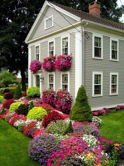 Gyönyörű virágágyások a ház