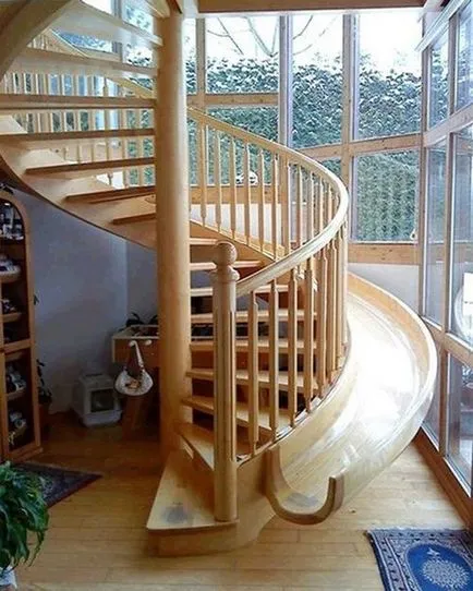 Circular стълбище към втория етаж, с ръцете си