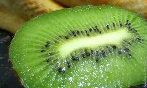 Pui la cuptor cu lamaie si kiwi