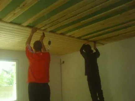 Finisare de plafon din lemn cu mâinile în fotografia de interior