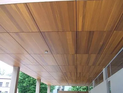 Finisare de plafon din lemn cu mâinile în fotografia de interior