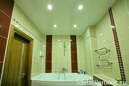 Az előnyök egy szakaszon mennyezet a fürdőszobában