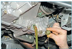 Проверка на нивата и доливане на масло в кутия автомобил Lada Priora предавка