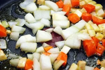 Фасул със зеленчуци - яхния с картофи и фасул