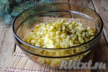 Saláta - orosz saláta - csirkével és savanyúságok - a recept egy fotó