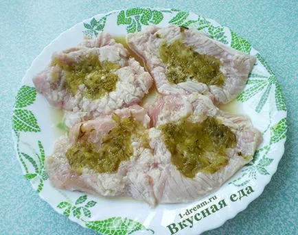 Валцована пилешко филе със сирене - пържени в тесто и zapechnnye във фурната - вкусна храна