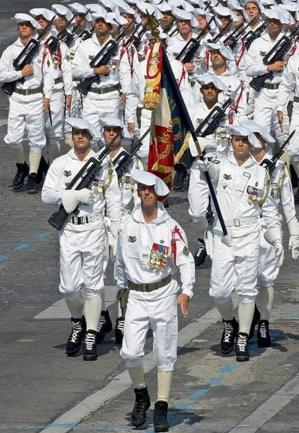 Напред, марш-невероятната форма на войници от различни страни