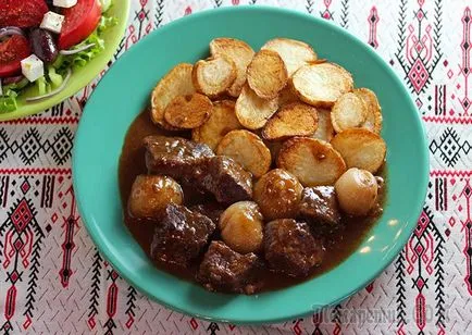 carne de vită și ceapa Stifado