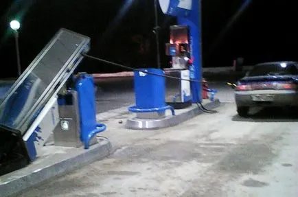 A fényképeket elvitték Omszk vezető egy benzinkút