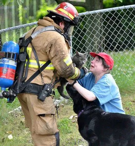 Fotografii pompieri curajos salvare animale de foc