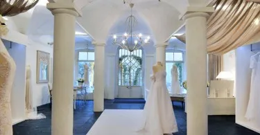 A kifinomult design az esküvői bemutatóterem Kleinfeld Torontóban