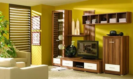 Жълтият цвят в интериора на хола, с успешна комбинация от зелен, сив, черен, син и други