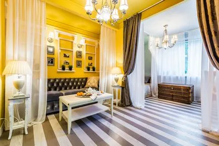 Жълтият цвят в интериора на хола, с успешна комбинация от зелен, сив, черен, син и други