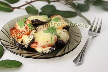 Padlizsán, sült sajttal és paradicsommal a mikrohullámú sütőben