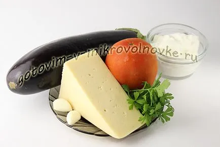 Padlizsán, sült sajttal és paradicsommal a mikrohullámú sütőben