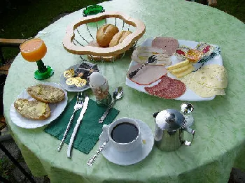 Că francezii mananca pentru micul dejun, prânz și cină cu toții!