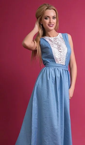 Rochie din denim cu dantelă la zi, lucru practic