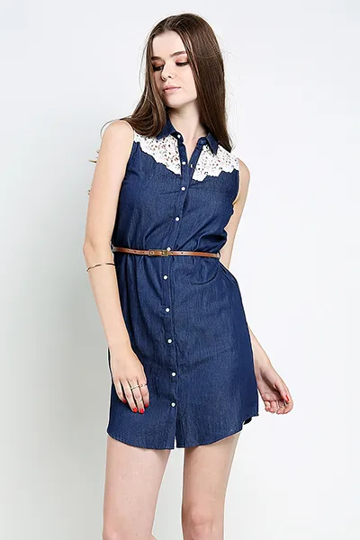 Rochie din denim cu dantelă la zi, lucru practic